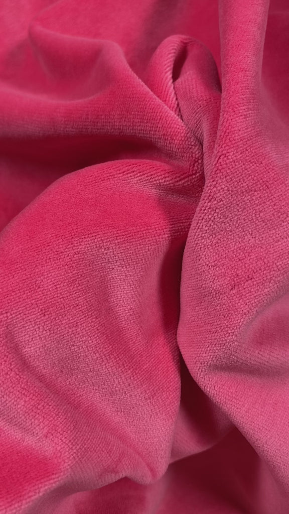 Nicky aus 100 % Bio Baumwolle, fair und nachhaltig produziert. Die Farbe ist ein leuchtendes Pink. Sehr weiche Oberfläche durch einen samtigen Flor. Leichter matter Glanz. Du kannst daraus (festliche) Kleider, Deko, Wohnaccessoires, Baby- und Kinderkleidung, Plüschtiere, Taschen und vieles mehr nähen. Meine Nicky-Stoffe werden aus zertifizierter Bio-Baumwolle in Europa hergestellt.