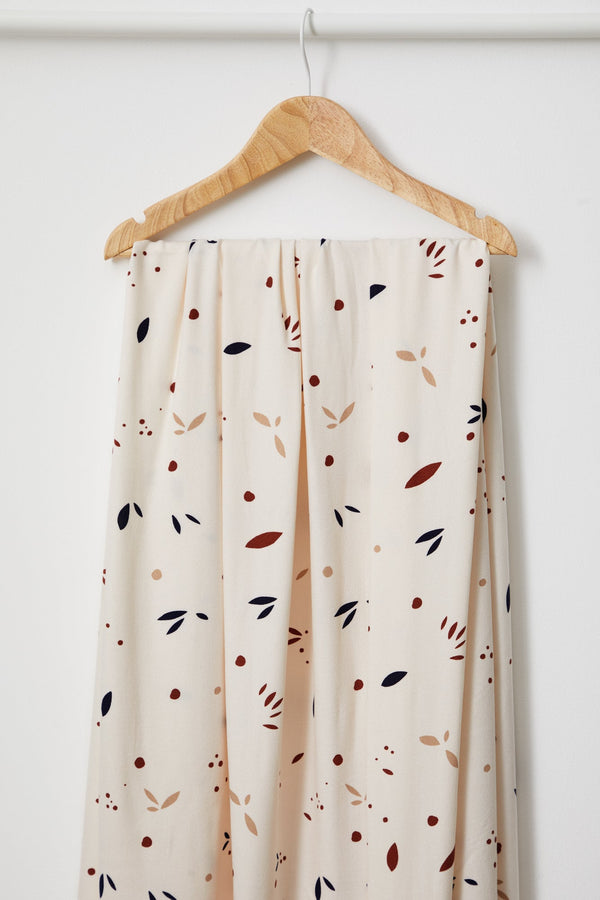 B-Ware und RESTSTÜCK 0,65 m | LENZING™ ECOVERO™ Viskose crepe | Petals | Creamy White || 100% ECOVERO™️-Viskose